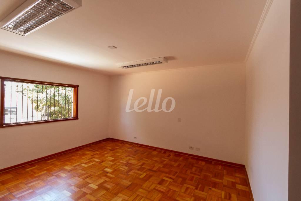 DORMITÓRIO 1 SUÍTE de Casa para alugar, sobrado com 200 m², 3 quartos e 2 vagas em Jardim Oriental - São Paulo