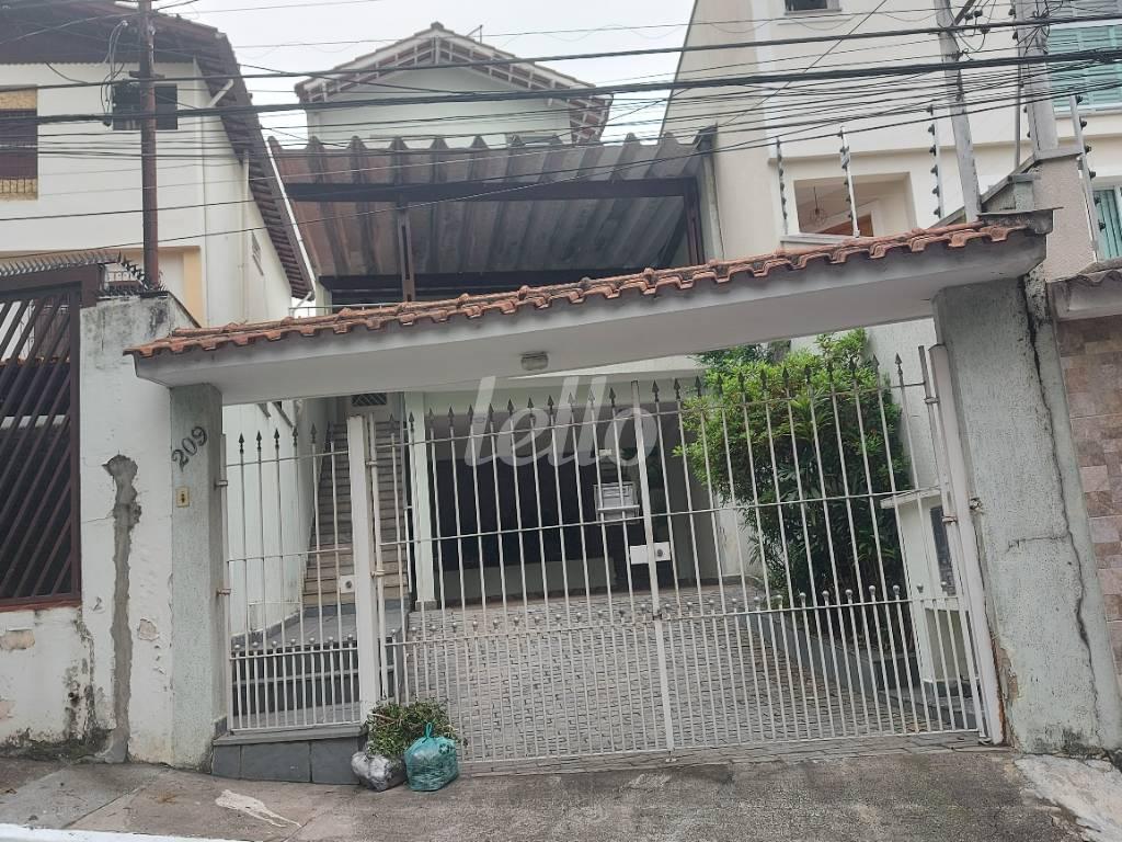 FACHADA de Casa à venda, sobrado com 140 m², 3 quartos e 3 vagas em Vila Irmãos Arnoni - São Paulo