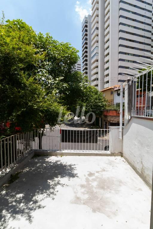 SACADA FRONTAL de Casa para alugar, sobrado com 214 m², e 2 vagas em Aclimação - São Paulo