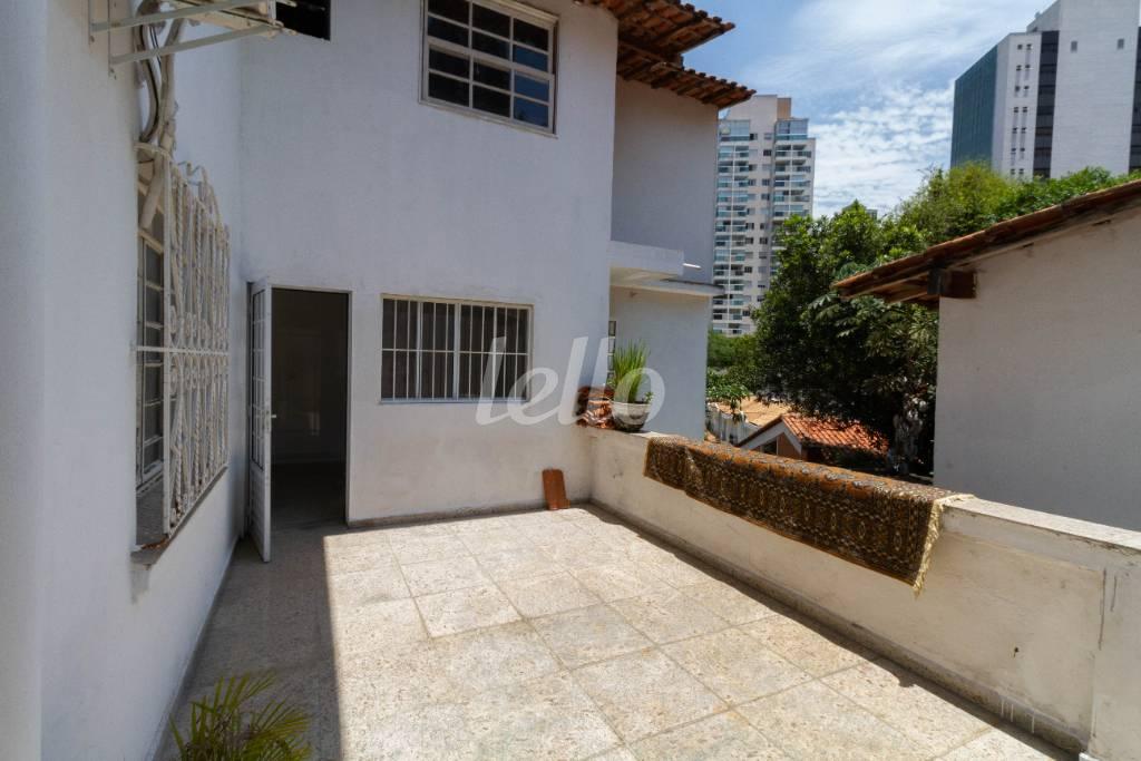 SACADA FUNDOS de Casa para alugar, sobrado com 214 m², e 2 vagas em Aclimação - São Paulo