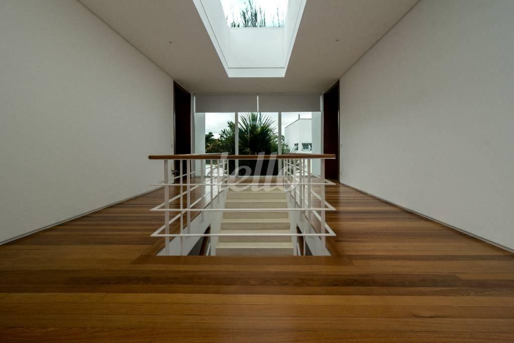 HALL DORMITORIOS de Casa para alugar, sobrado com 850 m², 3 quartos e 10 vagas em Jardim América - São Paulo