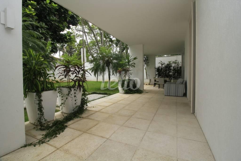 VARANDA EXTERNA de Casa para alugar, sobrado com 850 m², 3 quartos e 10 vagas em Jardim América - São Paulo