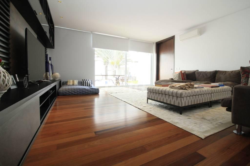 SALA DE TV de Casa para alugar, sobrado com 850 m², 3 quartos e 10 vagas em Jardim América - São Paulo
