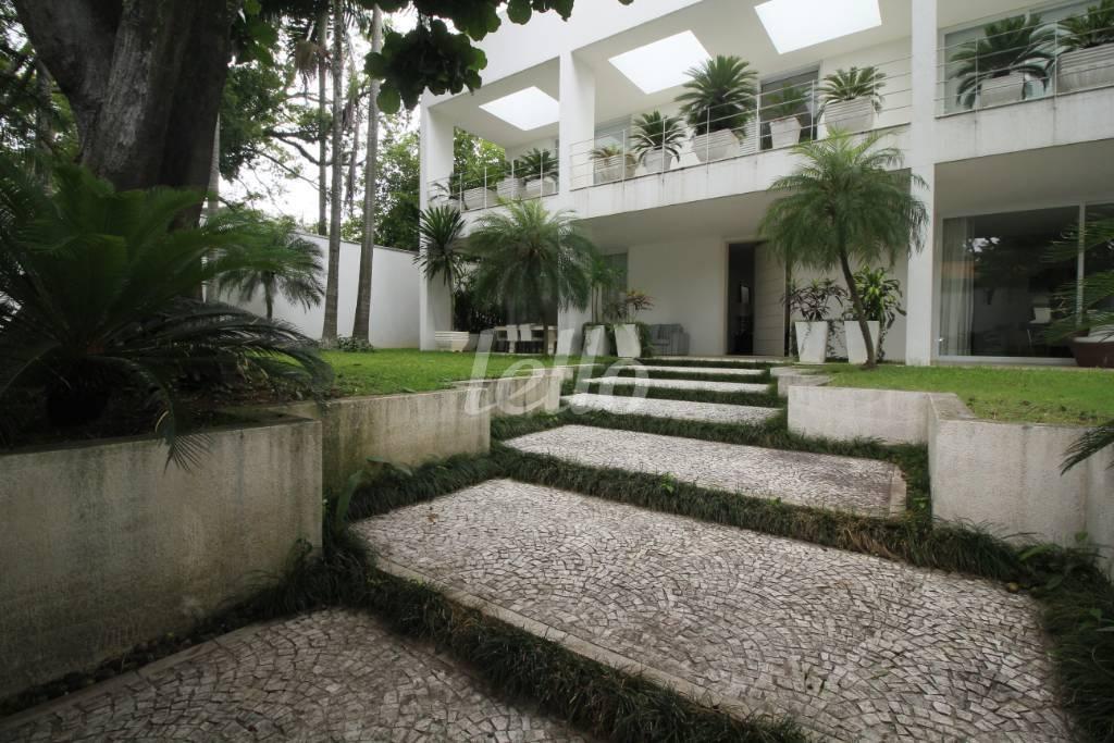 FACHADA INTERNA de Casa para alugar, sobrado com 850 m², 3 quartos e 10 vagas em Jardim América - São Paulo