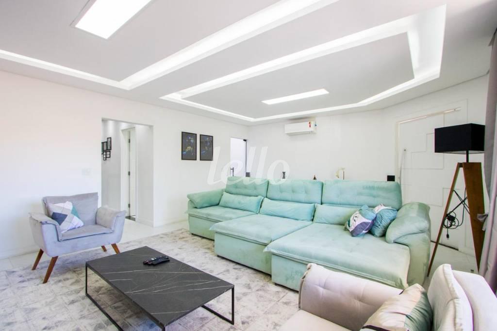 SALA de Casa à venda, assobradada com 386 m², 3 quartos e 9 vagas em Vila Pires - Santo André