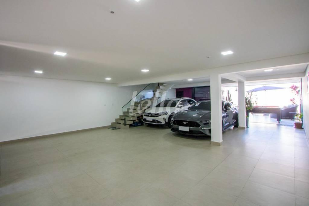 GARAGEM de Casa à venda, assobradada com 386 m², 3 quartos e 9 vagas em Vila Pires - Santo André