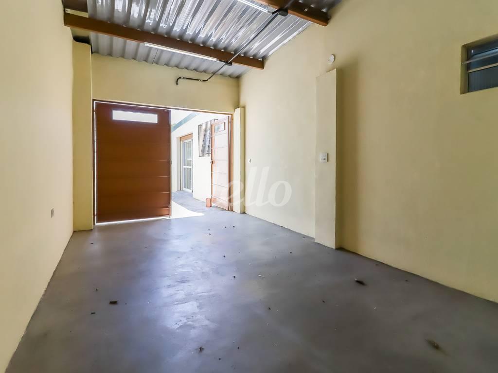 GARAGEM de Casa para alugar, térrea com 210 m², e 5 vagas em Vila Fachini - São Paulo