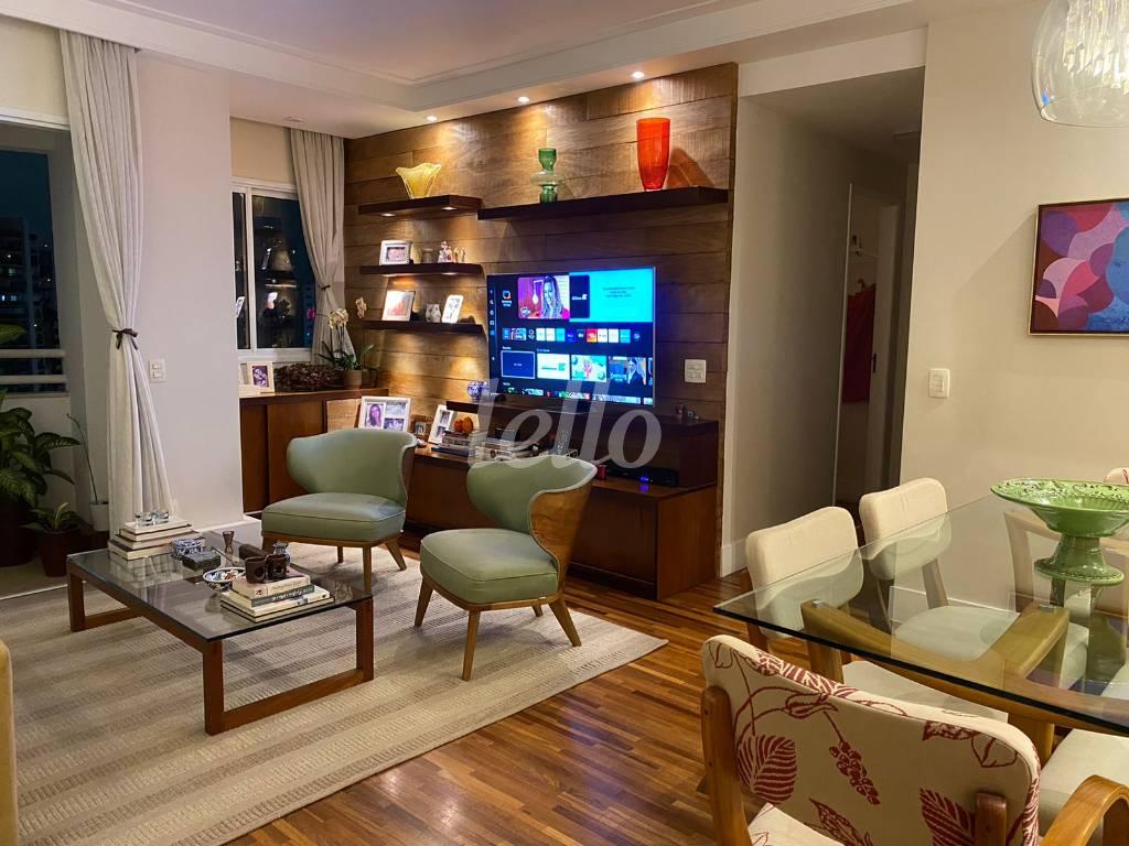 SALA de Apartamento à venda, Padrão com 70 m², 2 quartos e 1 vaga em Vila Nova Conceição - São Paulo