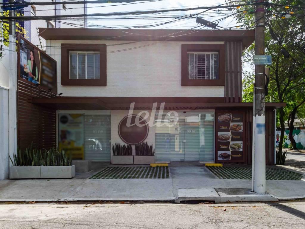 FACHADA de Casa para alugar, sobrado com 330 m², e 5 vagas em Brooklin Paulista - São Paulo