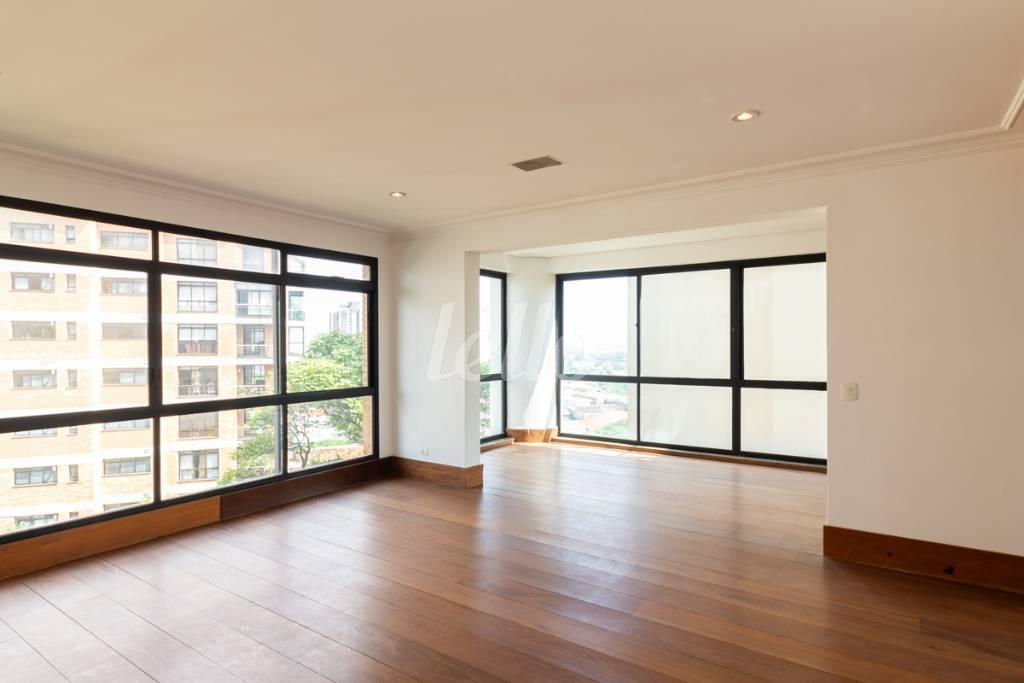 SALA 1 de Apartamento para alugar, Duplex com 389 m², 4 quartos e 6 vagas em Vila Progredior - São Paulo