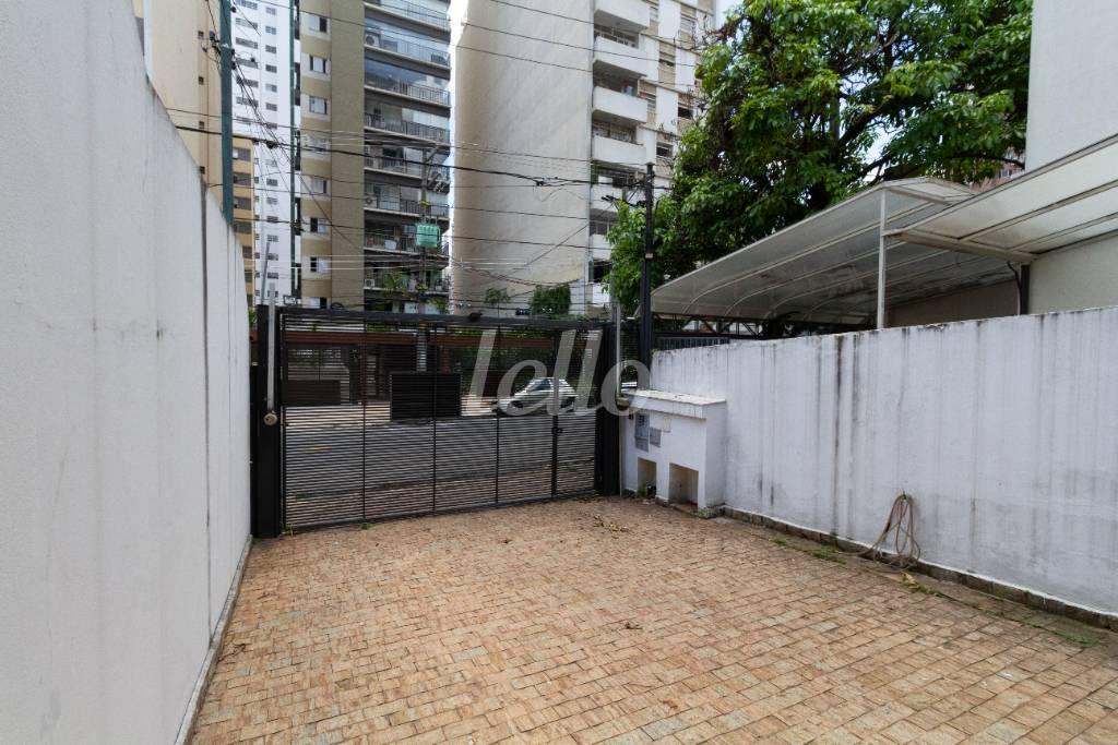 GARAGEM de Casa para alugar, sobrado com 220 m², e 2 vagas em Cerqueira César - São Paulo