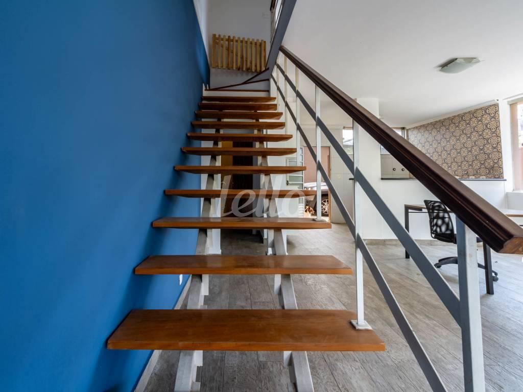 ESCADA de Casa para alugar, sobrado com 160 m², 3 quartos e 2 vagas em Brooklin Novo - São Paulo