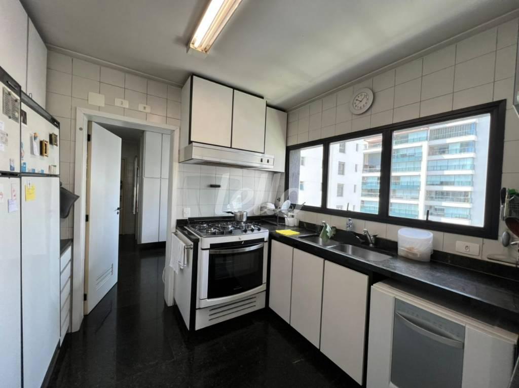 COZINHA de Apartamento à venda, Padrão com 220 m², 4 quartos e 4 vagas em Vila Nova Conceição - São Paulo