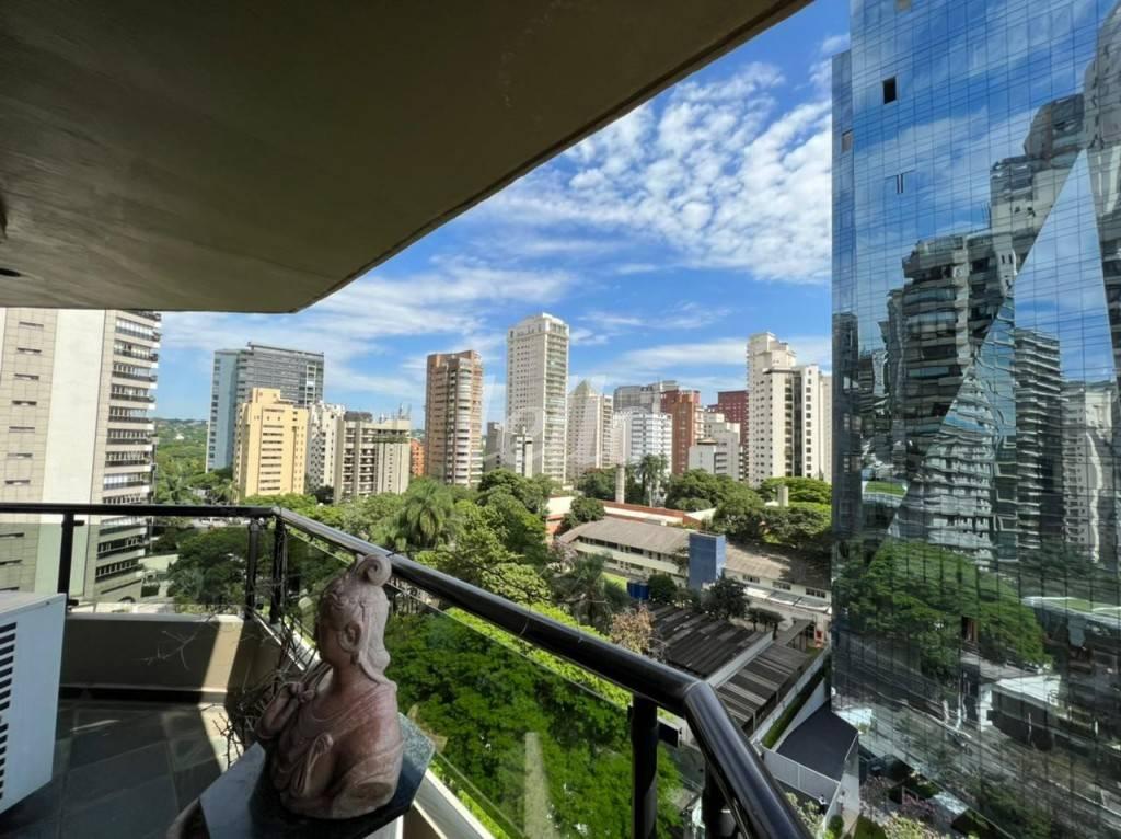 VARANDA de Apartamento à venda, Padrão com 220 m², 4 quartos e 4 vagas em Vila Nova Conceição - São Paulo