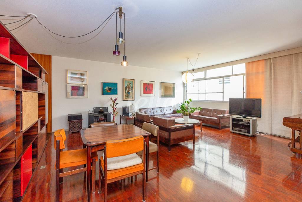 SALA de Apartamento à venda, Padrão com 213 m², 3 quartos e 2 vagas em Jardins - São Paulo