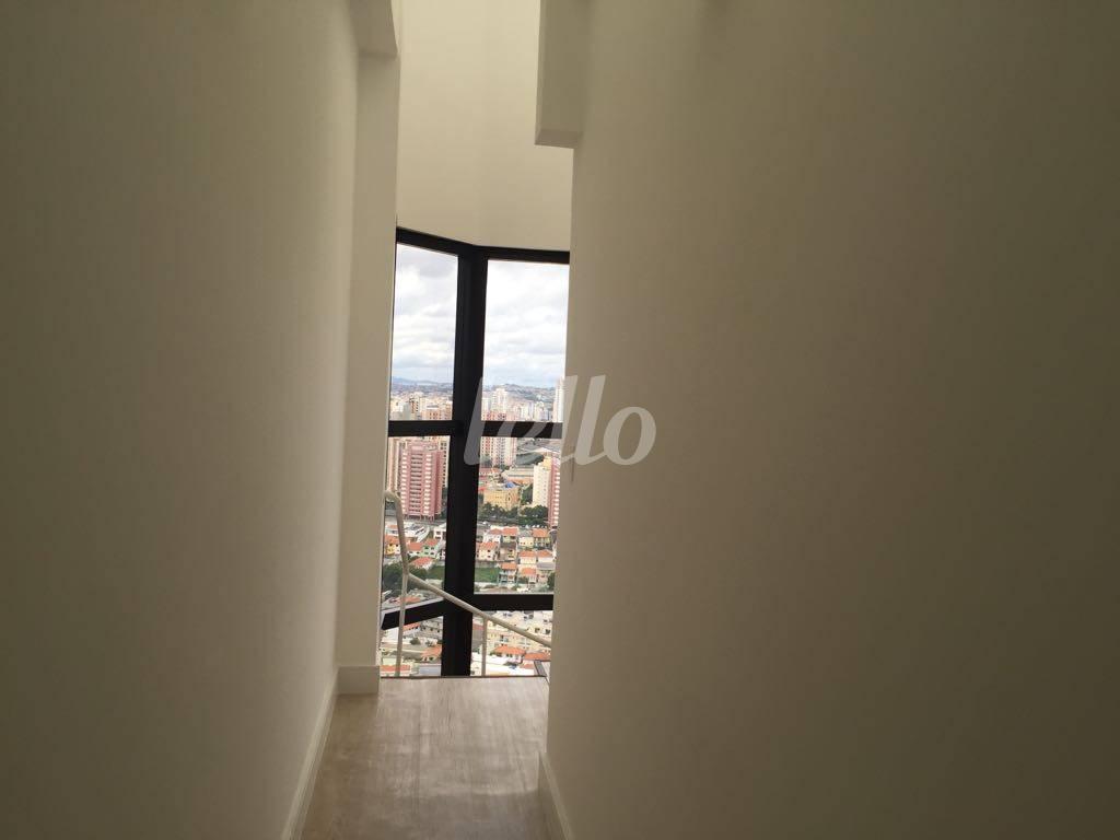 ESCADA EM PAREDE ENVIDRAÇADA de Apartamento à venda, Duplex com 161 m², 3 quartos e 4 vagas em Vila Carrão - São Paulo
