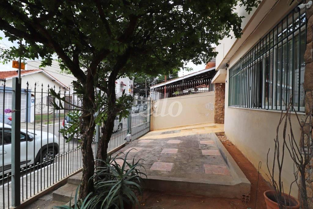 FRENTE de Casa à venda, sobrado com 214 m², 3 quartos e 4 vagas em Campo Belo - São Paulo
