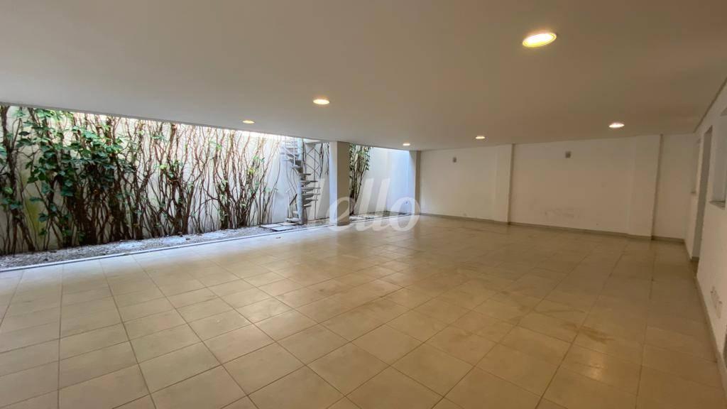 GARAGEM de Casa à venda, sobrado com 857 m², 4 quartos e 8 vagas em Jardim Petrópolis - São Paulo
