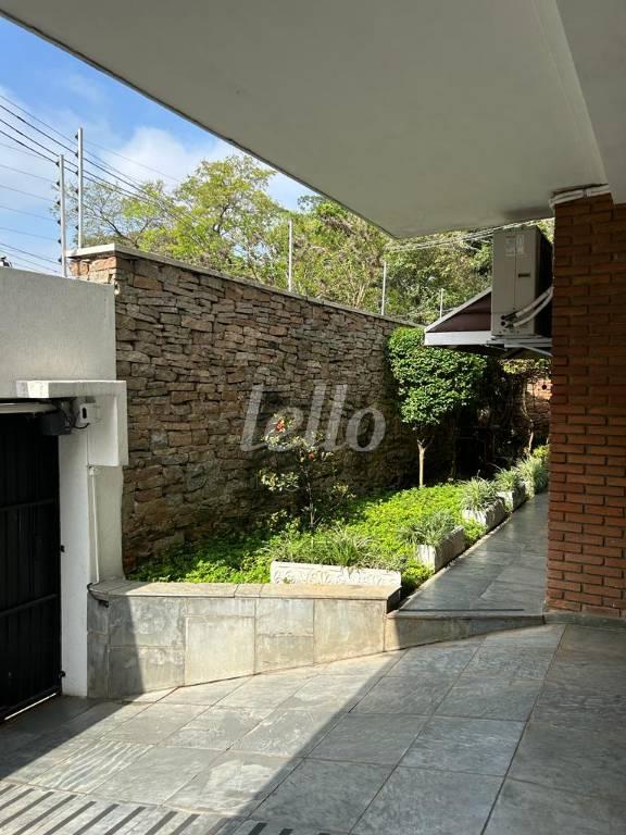 GARAGEM de Casa para alugar, sobrado com 780 m², e 5 vagas em Vila Madalena - São Paulo
