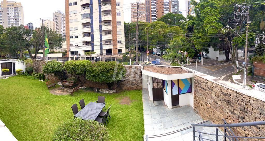 ENTRADA de Casa para alugar, sobrado com 780 m², e 5 vagas em Vila Madalena - São Paulo