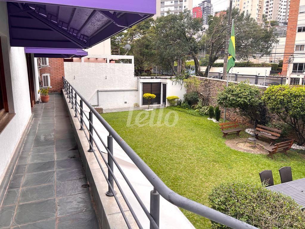 ENTRADA de Casa para alugar, sobrado com 780 m², e 5 vagas em Vila Madalena - São Paulo