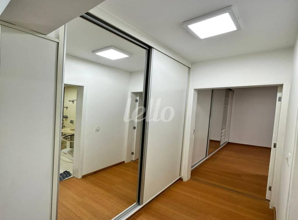 CLOSET de Apartamento à venda, Padrão com 66 m², 1 quarto e 1 vaga em Vila Mariana - São Paulo
