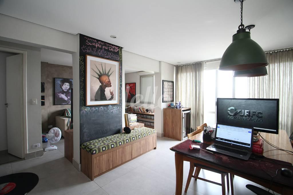 SALA de Apartamento para alugar, Padrão com 74 m², 1 quarto e 1 vaga em Vila Olímpia - São Paulo