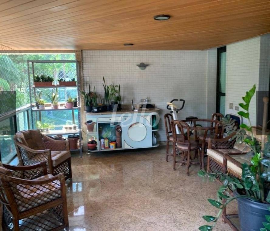 ÁREA de Apartamento à venda, Padrão com 378 m², 6 quartos e 5 vagas em Vila Regente Feijó - São Paulo