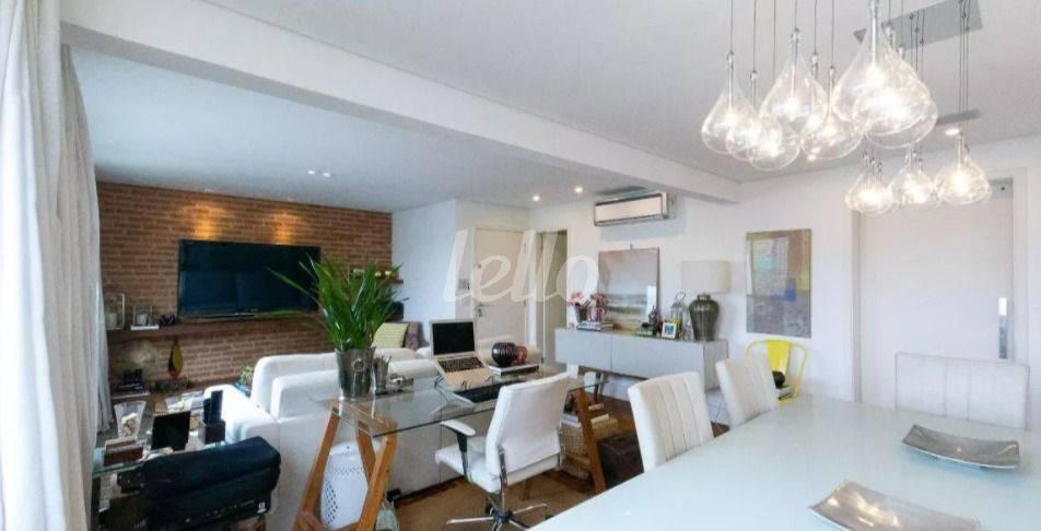 SALA de Apartamento à venda, Padrão com 124 m², 2 quartos e 1 vaga em Vila Olímpia - São Paulo