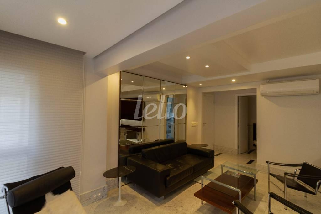 SALA DE ESTAR de Apartamento para alugar, Padrão com 140 m², 3 quartos e 3 vagas em Vila Nova Conceição - São Paulo