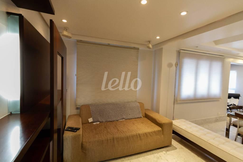 SALA DE TV de Apartamento para alugar, Padrão com 140 m², 3 quartos e 3 vagas em Vila Nova Conceição - São Paulo