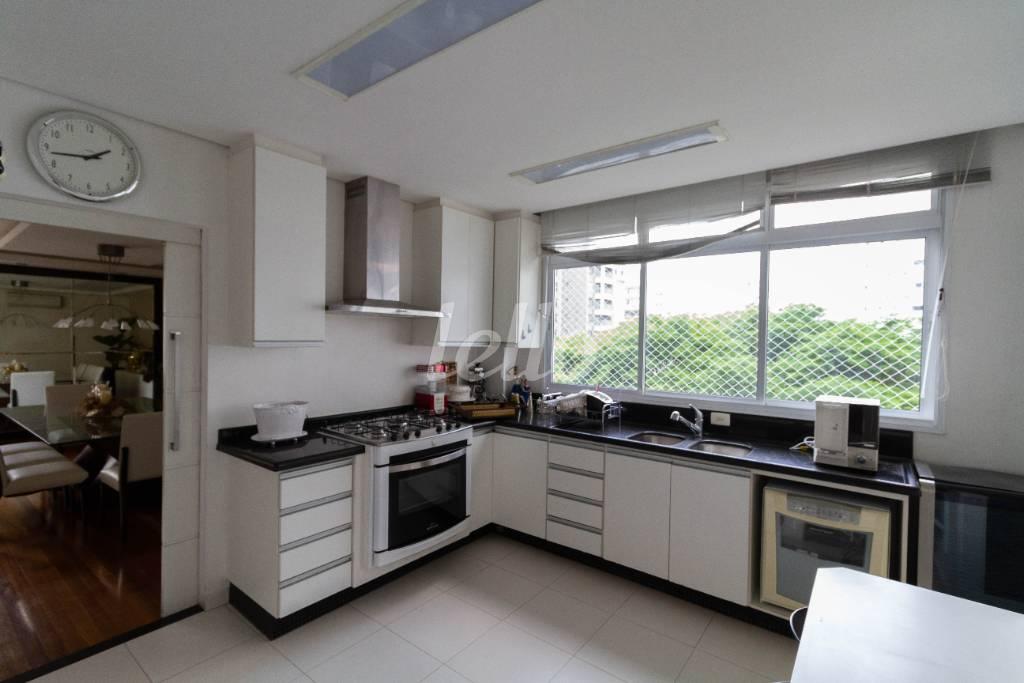 COZINHA de Apartamento para alugar, Padrão com 240 m², 3 quartos e 2 vagas em Jardim Paulista - São Paulo