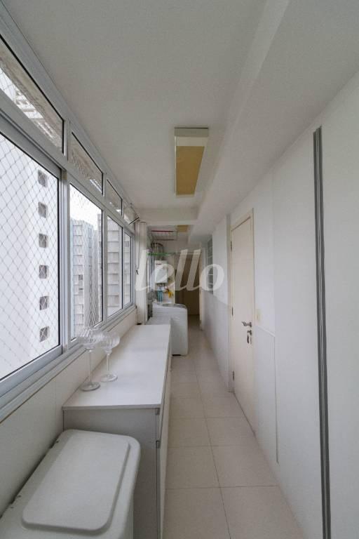 ÁREA DE SERVIÇO de Apartamento para alugar, Padrão com 240 m², 3 quartos e 2 vagas em Jardim Paulista - São Paulo