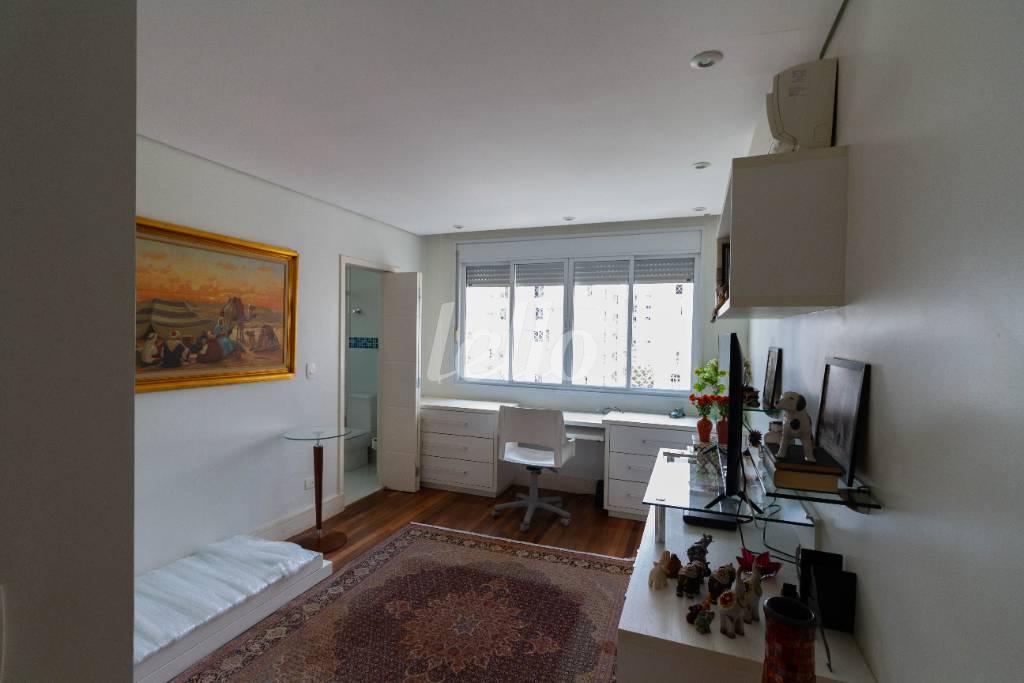DORMITÓRIO 3 SUÍTE de Apartamento para alugar, Padrão com 240 m², 3 quartos e 2 vagas em Jardim Paulista - São Paulo