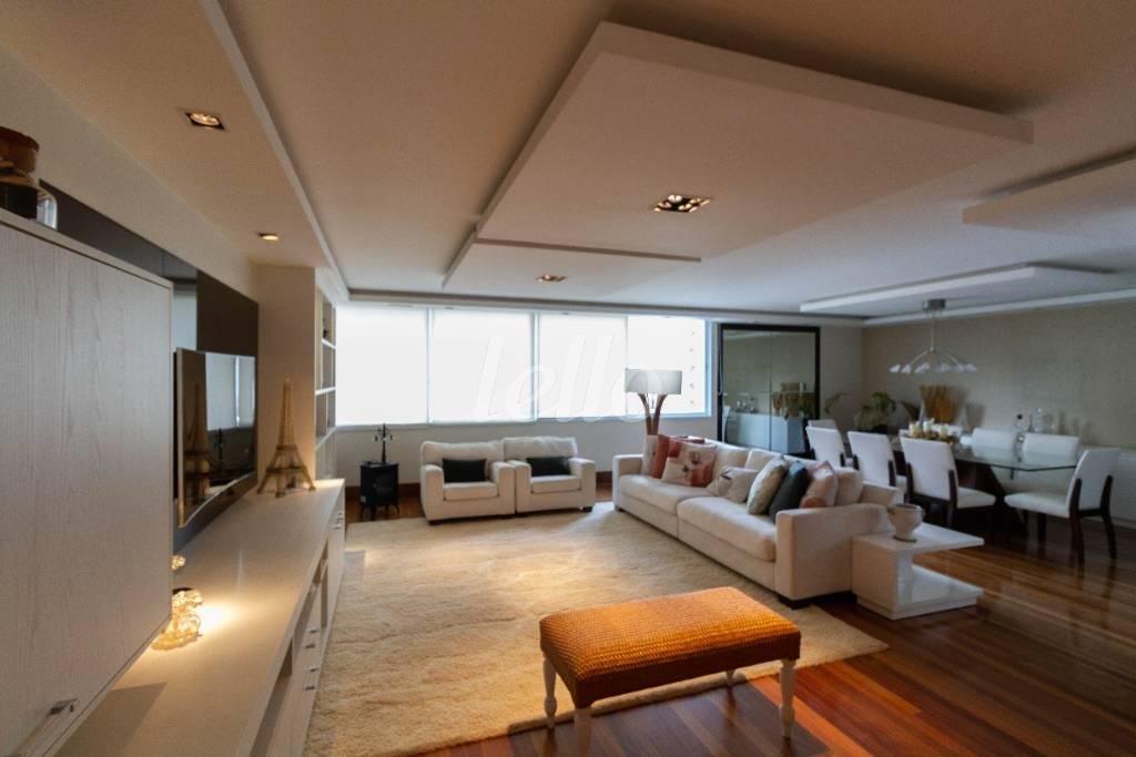 SALA DE ESTAR de Apartamento para alugar, Padrão com 240 m², 3 quartos e 2 vagas em Jardim Paulista - São Paulo