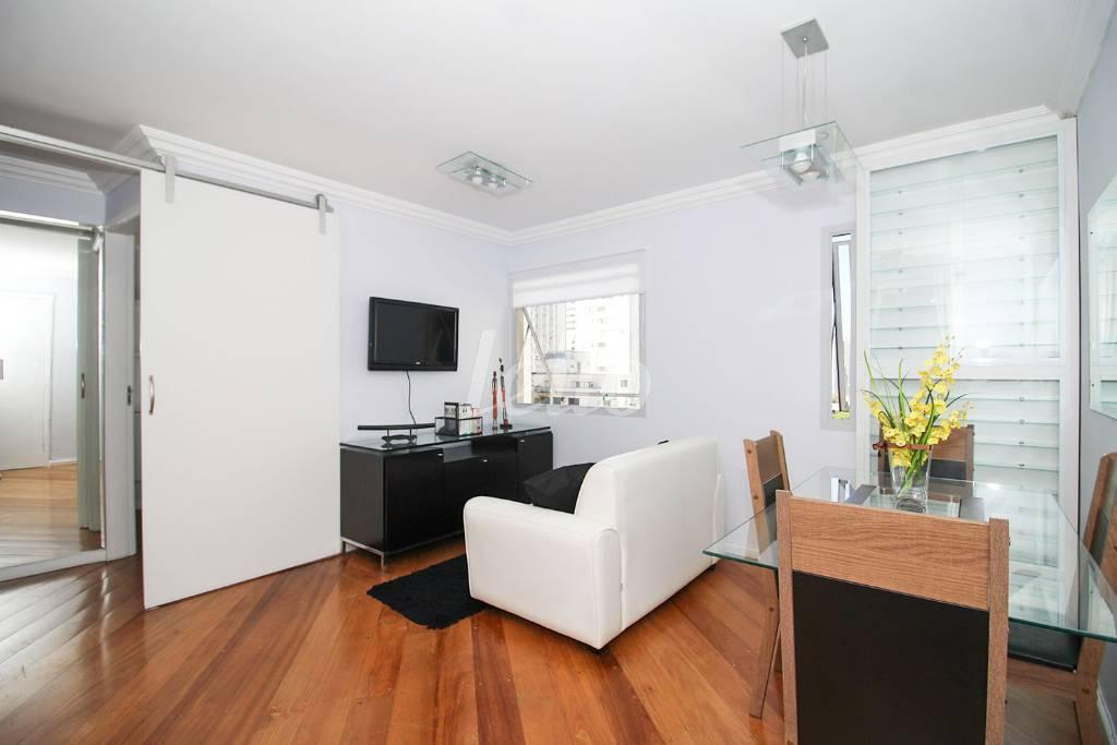 SALA de Apartamento para alugar, Padrão com 60 m², 2 quartos e 1 vaga em Indianópolis - São Paulo