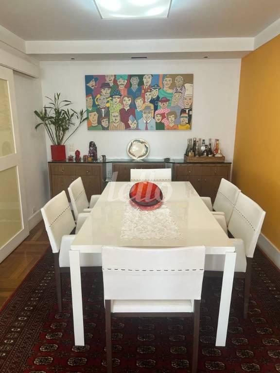 LIVING de Apartamento à venda, Padrão com 178 m², 3 quartos e 2 vagas em Jardins - São Paulo