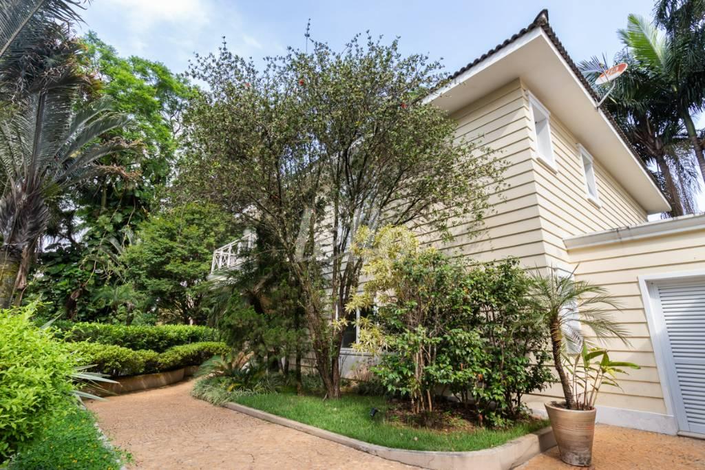 FACHADA CASA de Casa para alugar, sobrado com 710 m², 4 quartos e 5 vagas em Jardim Petrópolis - São Paulo
