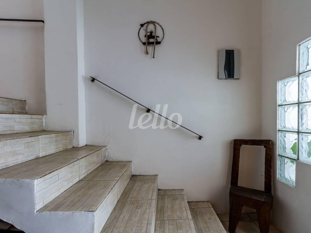 ESCADA de Casa para alugar, sobrado com 280 m², 2 quartos e 4 vagas em Indianópolis - São Paulo