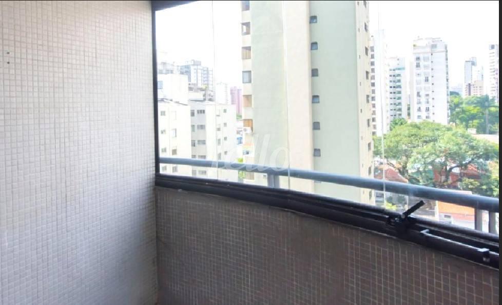 VARANDA de Apartamento à venda, Padrão com 72 m², 3 quartos e 2 vagas em Indianópolis - São Paulo