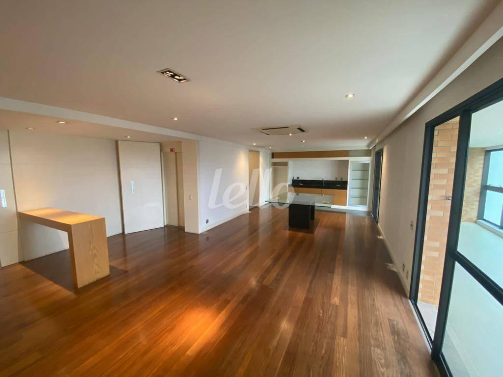 SALA de Apartamento à venda, Padrão com 191 m², 3 quartos e 4 vagas em Jardim Morumbi - São Paulo