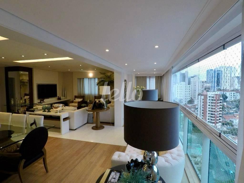 LIVING de Apartamento à venda, Padrão com 234 m², 4 quartos e 4 vagas em Aclimação - São Paulo