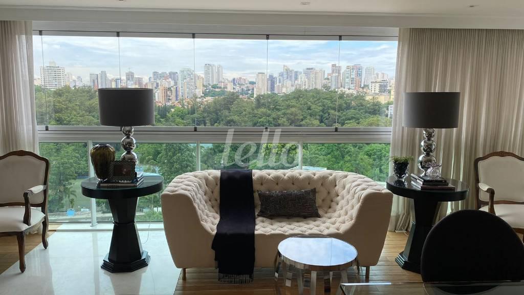 LIVING de Apartamento à venda, Padrão com 234 m², 4 quartos e 4 vagas em Aclimação - São Paulo