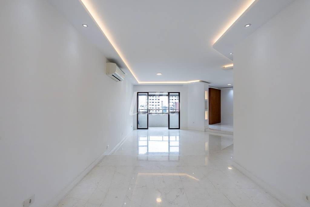 06SALA_002 de Apartamento para alugar, Padrão com 161 m², 3 quartos e 3 vagas em Vila Nova Conceição - São Paulo