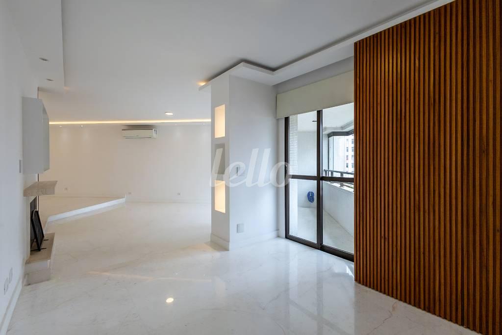 06SALA_008 de Apartamento para alugar, Padrão com 161 m², 3 quartos e 3 vagas em Vila Nova Conceição - São Paulo