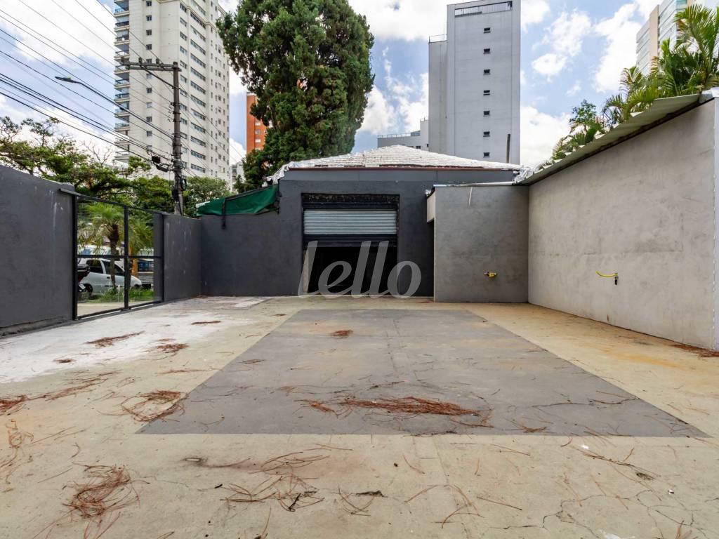 ÁREA EXTERNA de Loja para alugar, Padrão com 130 m², e em Campo Belo - São Paulo