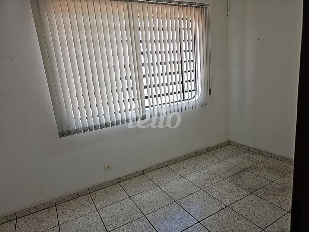 SALA ESCRITÓRIO 04 de Galpão/Armazém para alugar, Padrão com 625 m², e 1 vaga em Vila Carrão - São Paulo