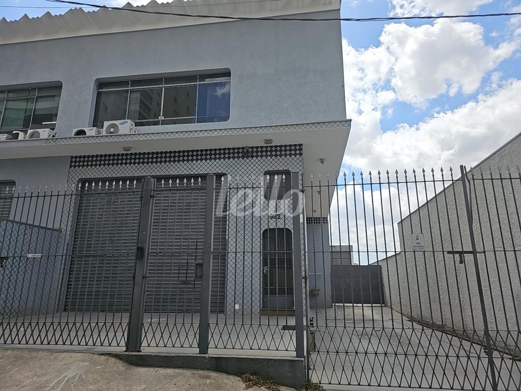 FACHADA de Galpão/Armazém para alugar, Padrão com 625 m², e 1 vaga em Vila Carrão - São Paulo