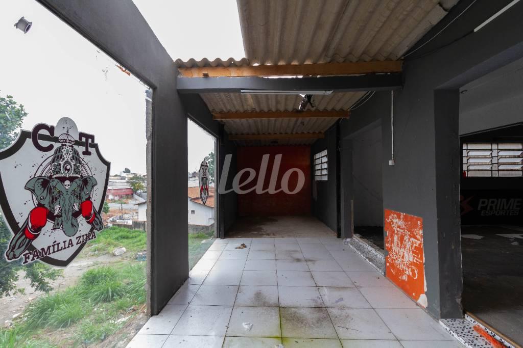 ESPAÇO FUNDOS de Prédio Comercial à venda, Monousuário com 400 m², e em Vila Espanhola - São Paulo