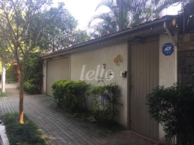 FACHADA de Casa à venda, sobrado com 256 m², 3 quartos e 2 vagas em Santo Amaro - São Paulo